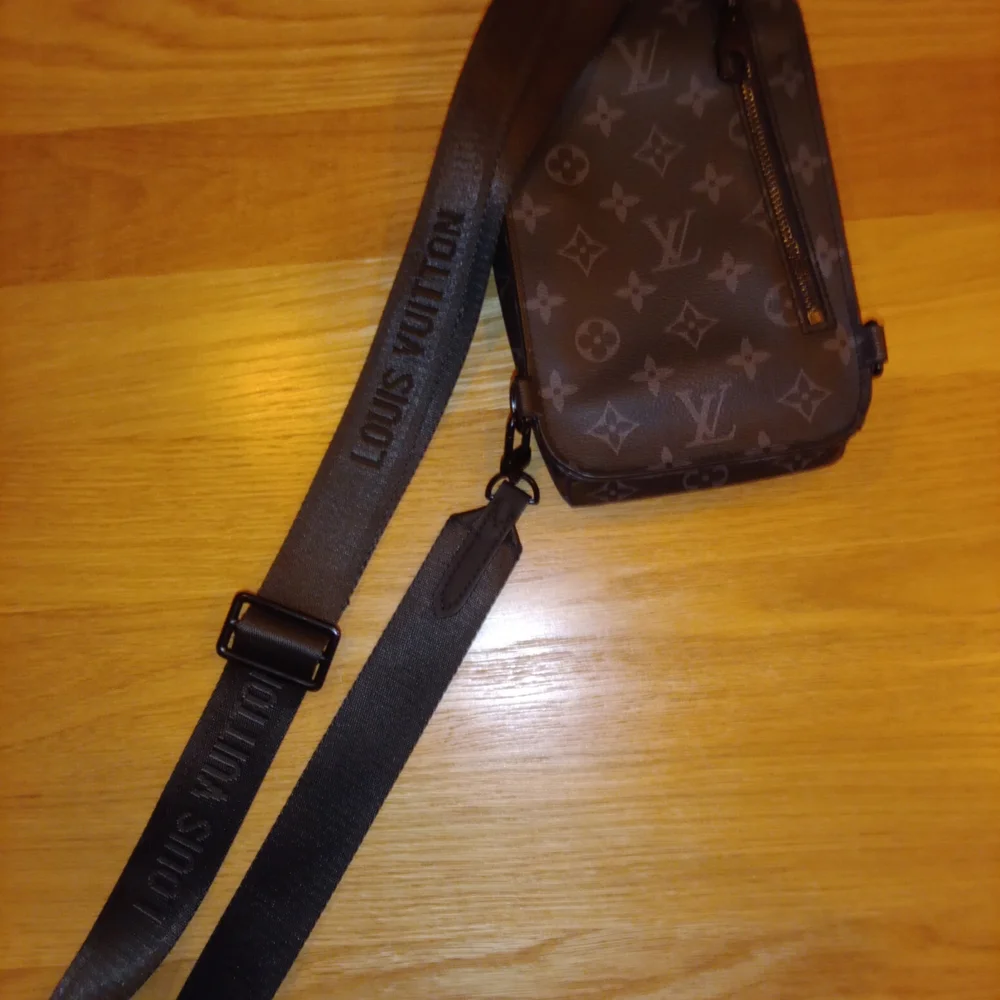 Louis Vuitton Black Monogram Men's Bag - Picture 5 of 7